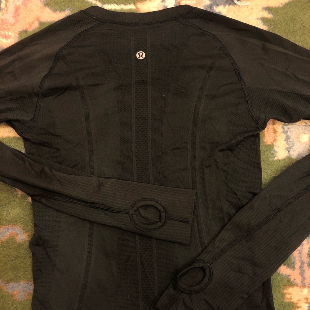 black long sleeve lululemon top